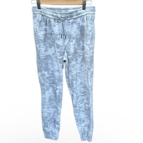 ATHLETA Farallon Printed Jogger Pant Size 4 White Gray - Picture 3 of 10